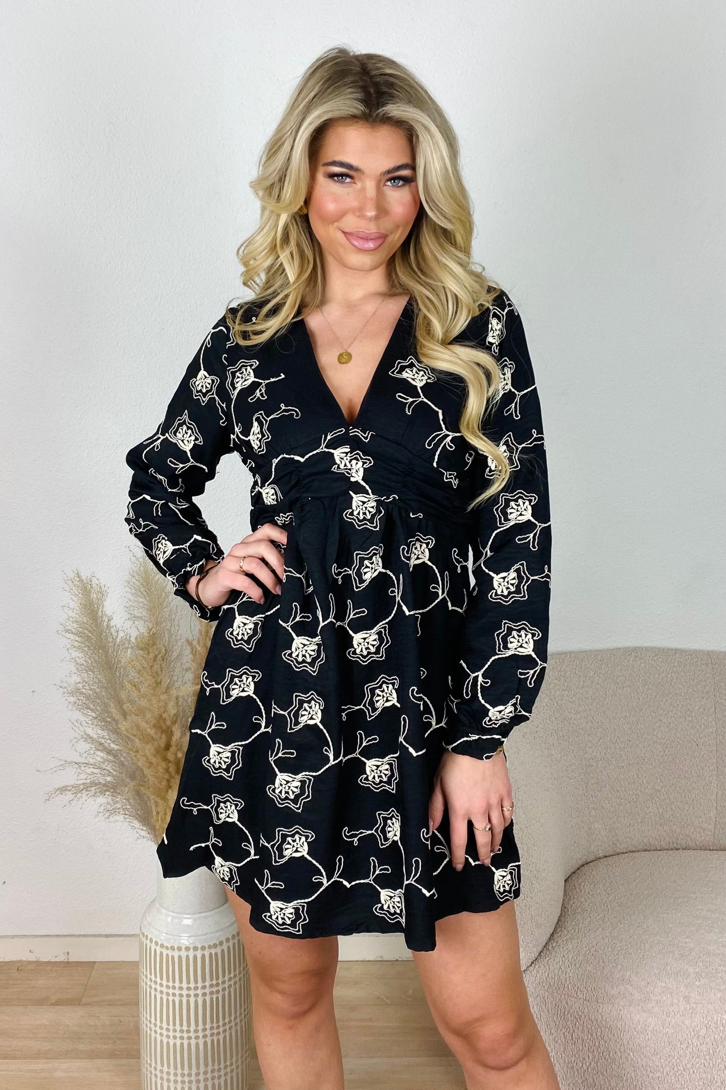 Embroidered flower dress - Zwart